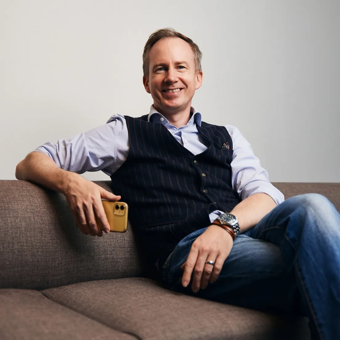 Johannes Resetar Finanz Experte sitzend auf der Couch